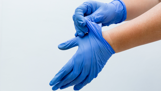 Пять основных преимуществ покупки хирургических перчаток оптом