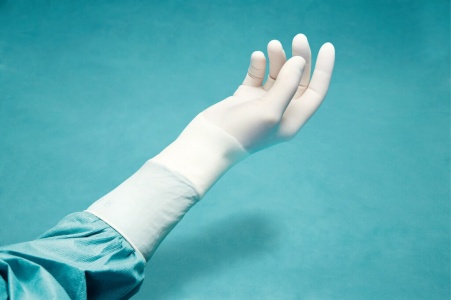Одноразовые перчатки в хирургии
